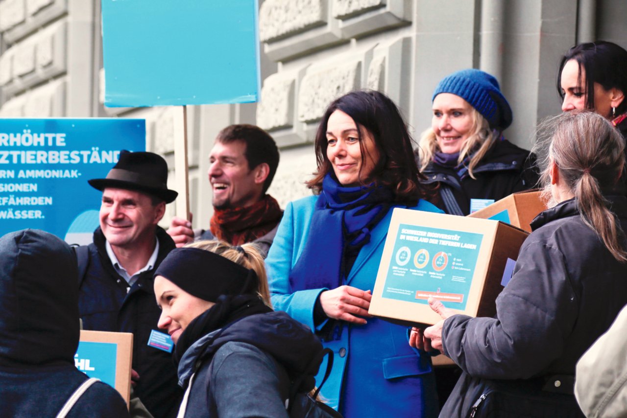  Franziska Herren (Mitte) reichte die Volksinitiative «Für sauberes Trinkwasser und gesunde Nahrung» (TWI) am 18. Januar 2018 ein.Die inhaltlich verwandte Volksinitiative «Für eine Schweiz ohne synthetische Pestizide» wurde am 25. Mai 2018 eingereicht. Bild: zVg