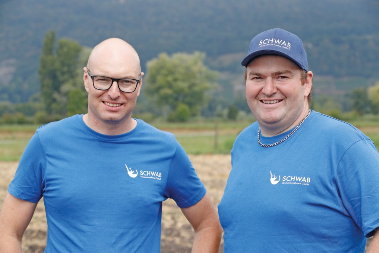Matthias Schwab (rechts), Lohnunternehmer und Landwirt aus Gals BE. Bild: Ruben Sprich