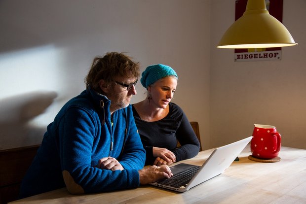 Dieter Weber und Nadia Graber setzen vor allem auf Facebook und bringen so Geschichten an die Leute. Bild: Pia Neuenschwander