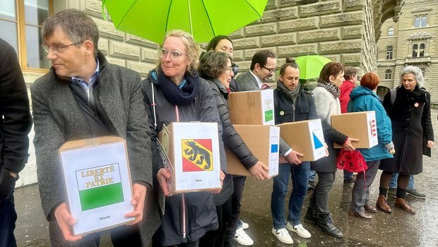 Die Nationalräte Roger Nordmann, Balthasar Glättli und Aline Trede reichen Unterschriften-Kisten ein.