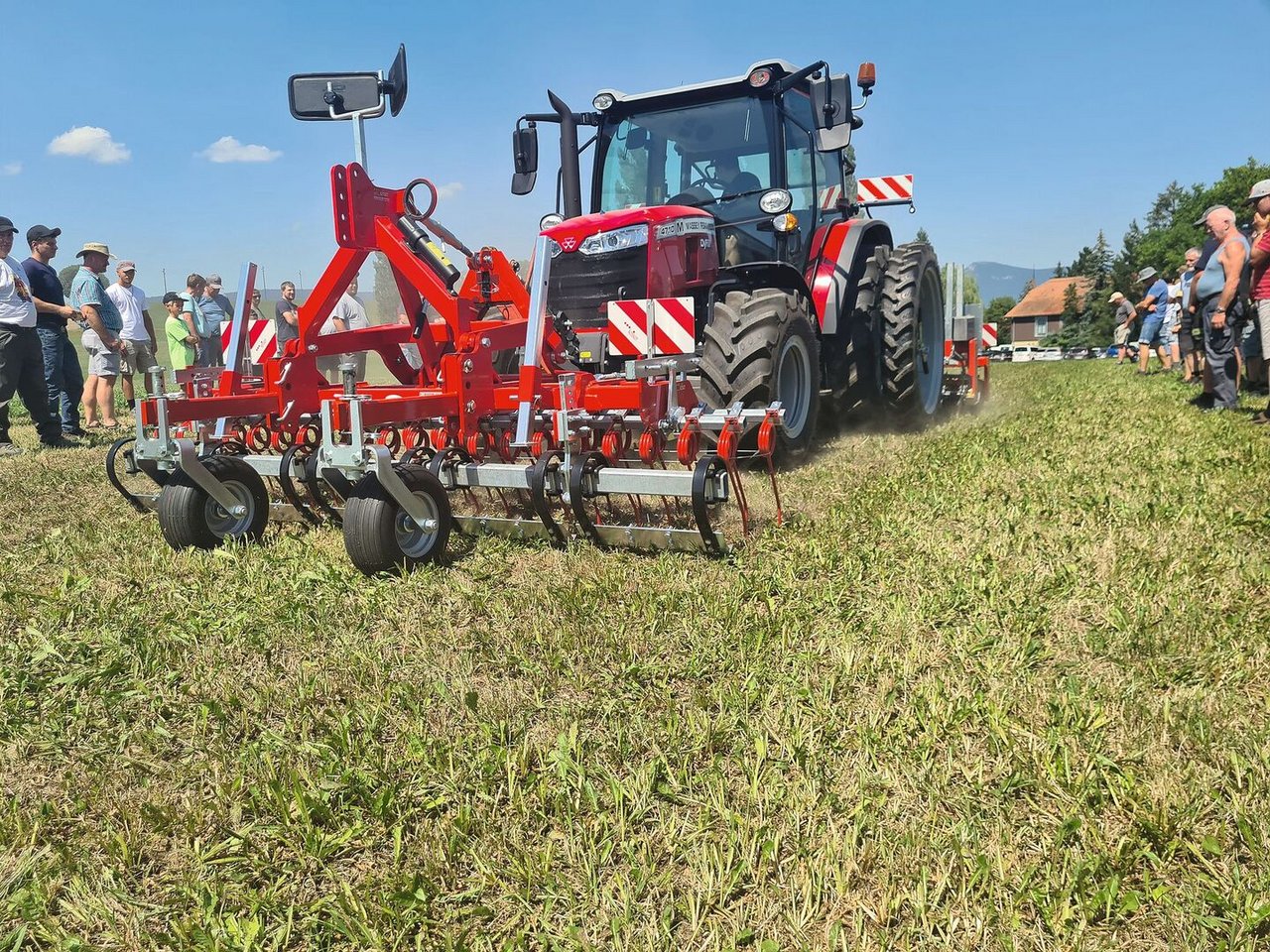 Die Grünlandpflege gewinnt an Bedeutung. Übersaaten sorgen für eine dichte Grasnarbe. Dies verbessert die Bodentragfähigkeit und den Ertrag. Für einen gezielten Einsatz bietet die Leiser AG diverse Geräte und Gerätekombinationen an. 