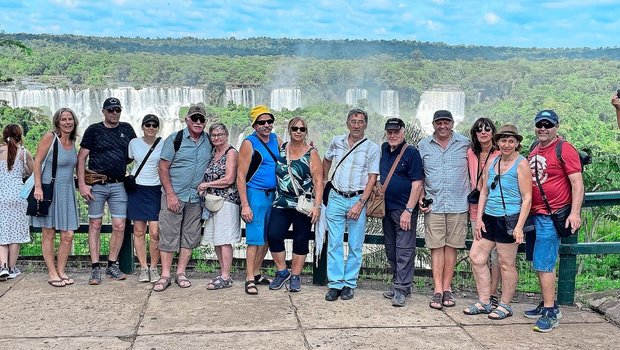 Leserreisegruppe Arg Leserreisegruppe Argentinien – unvergessliche Momente vor den majestätischen Iguazú-Wasserfällen auf der brasilianischen Seite.