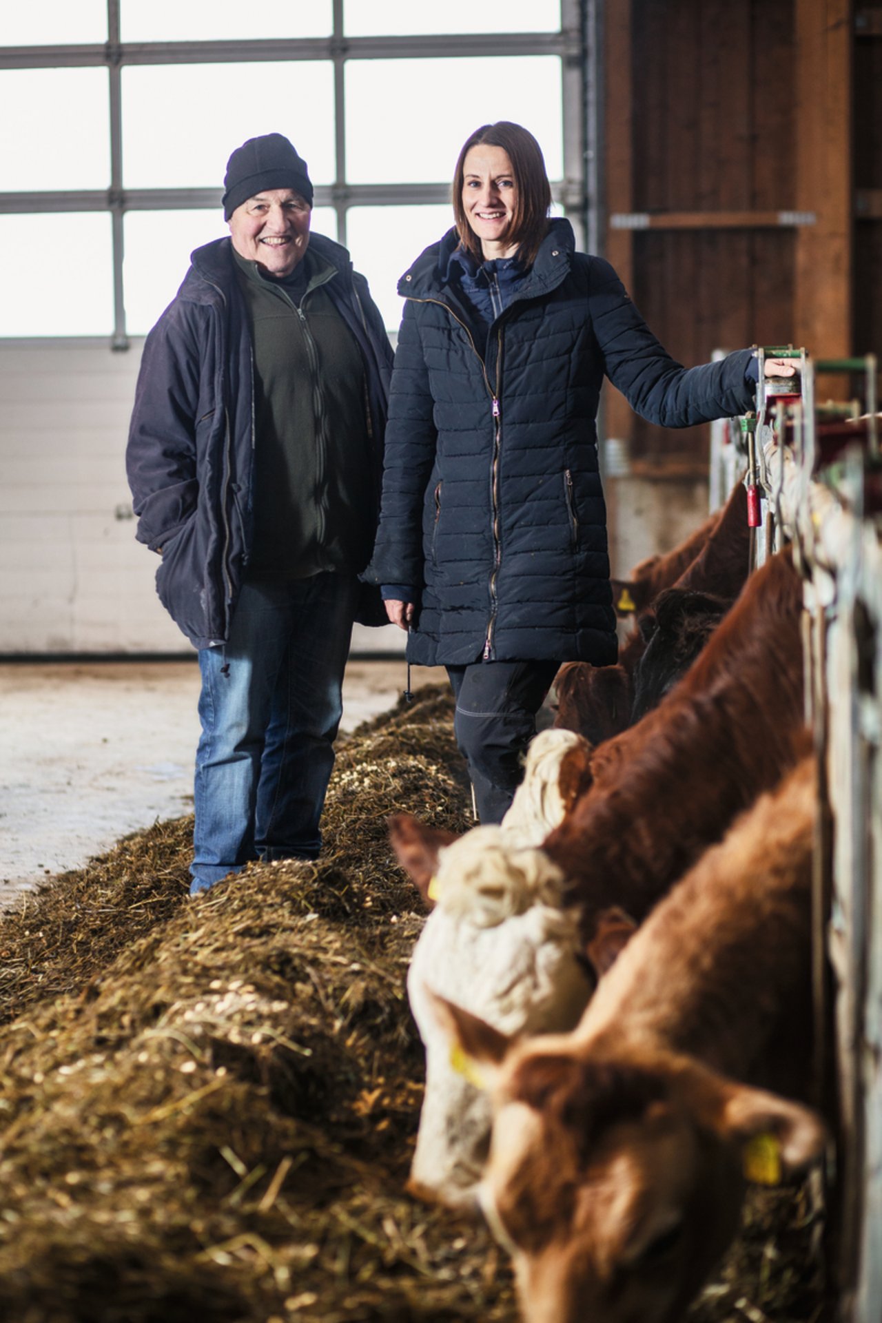 Peter und Christina Geiser vor den Aufzuchttieren, zu denen auch fünf Wagyu-Rinder gehören.