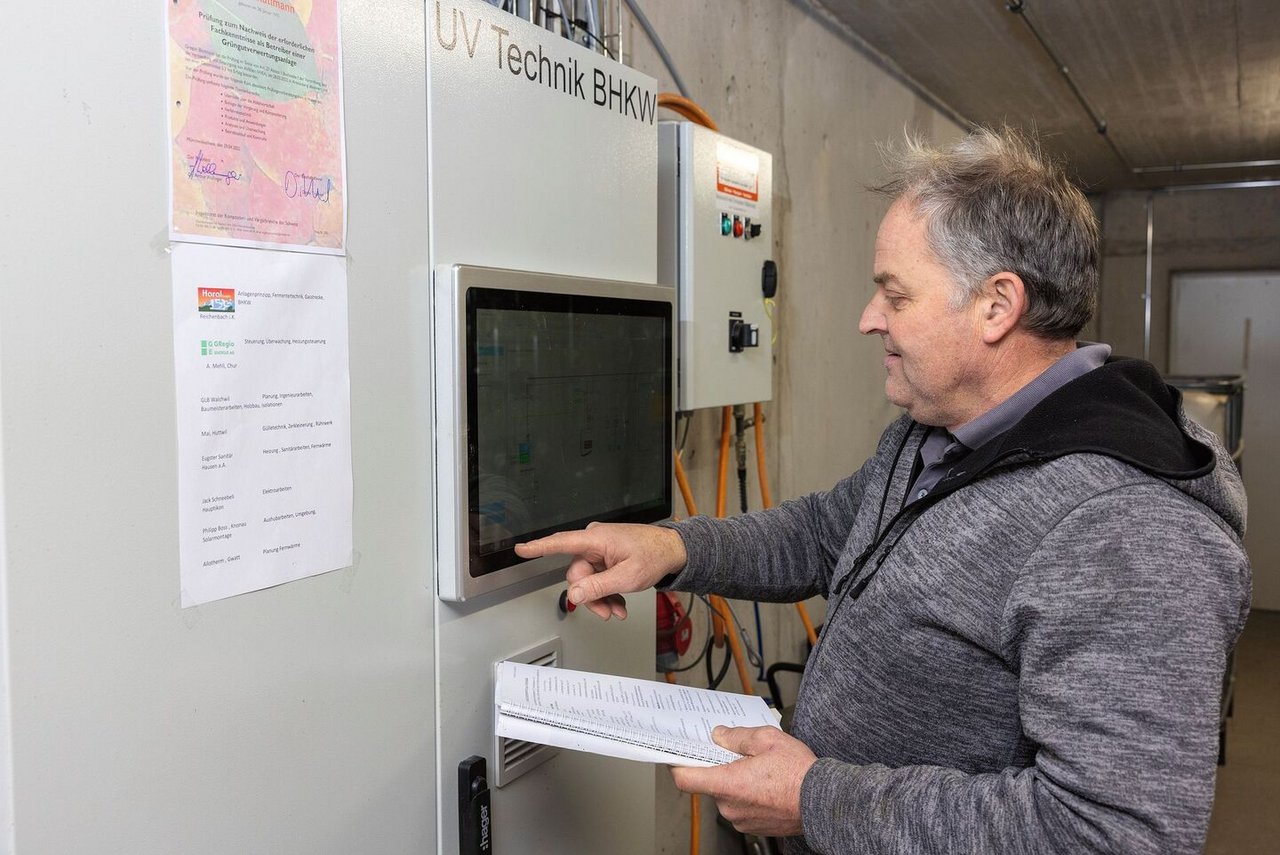 Am Touch-Screen behält Gregor Blattmann jederzeit den Überblick über seine Biogasanlage. Die Steuerung der Biogasanlage ist das Werk eines findigen Kopfes.