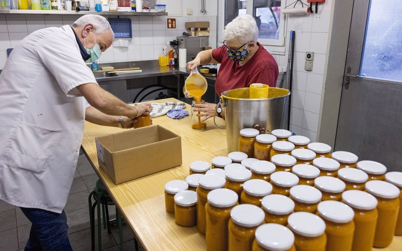 Marcel Rinderli und Maya Duperrex füllen Kürbissuppe in Gläser. Die Gläser werden danach im Steamer pasteurisiert. 