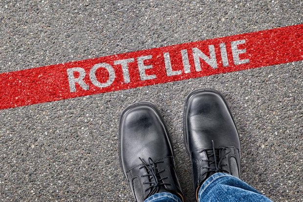 Initiativen und Umweltverbände haben die rote Linie überschritten – Editorial von Jürg Vollmer Rote Linie (Symbolbild: «die grüne» / Adobe Stock)