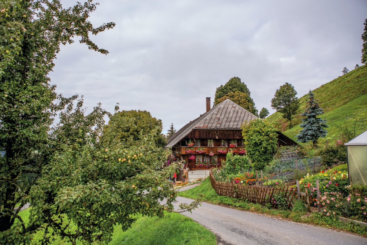 Vielfältig wie der gepflegte Bauern-Garten sind Anna Neuenschwanders Betriebszweige auf der «Hohgant Ranch» im emmentalischen Schangnau. Bild: Pia Neuenschwander