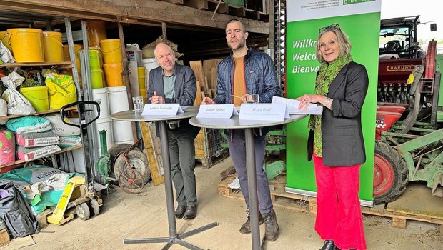 Das Biovision-Team mit Geschäftsführer Anders Gautschi, Daniel Seifert und Ständerätin Maya Graf (v. l.) stellte die Agrarökologie-Studie vor.