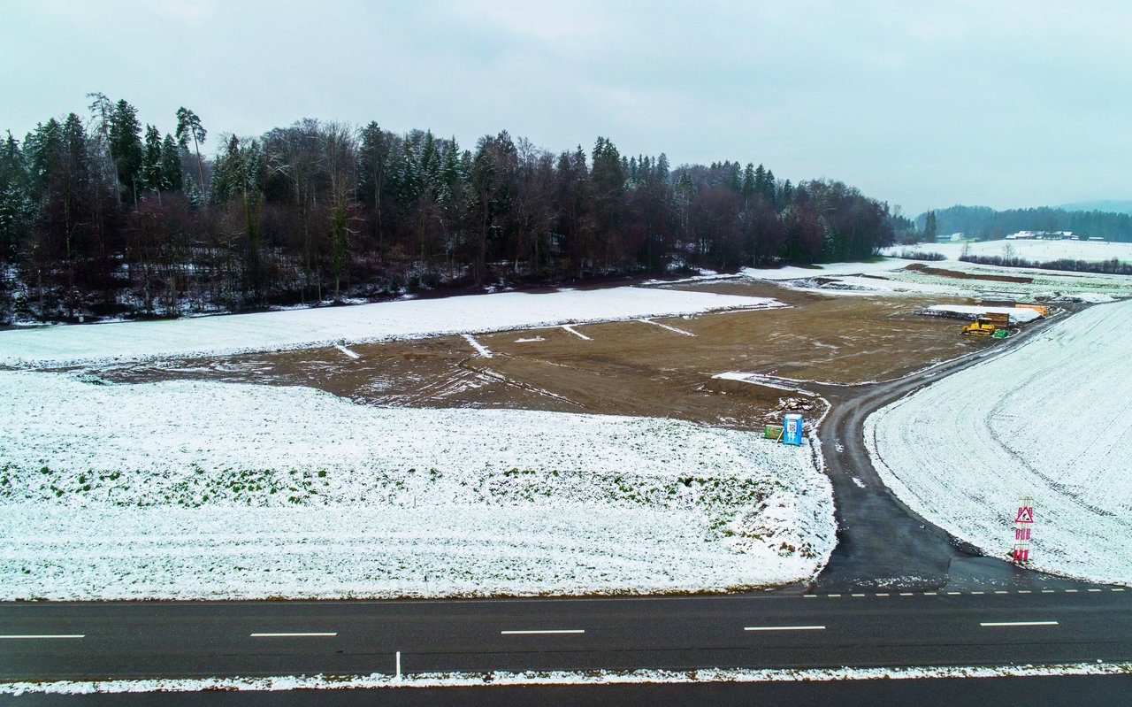 Parzelle mit Schnee bedeckt und Drainage-Netz sichbar