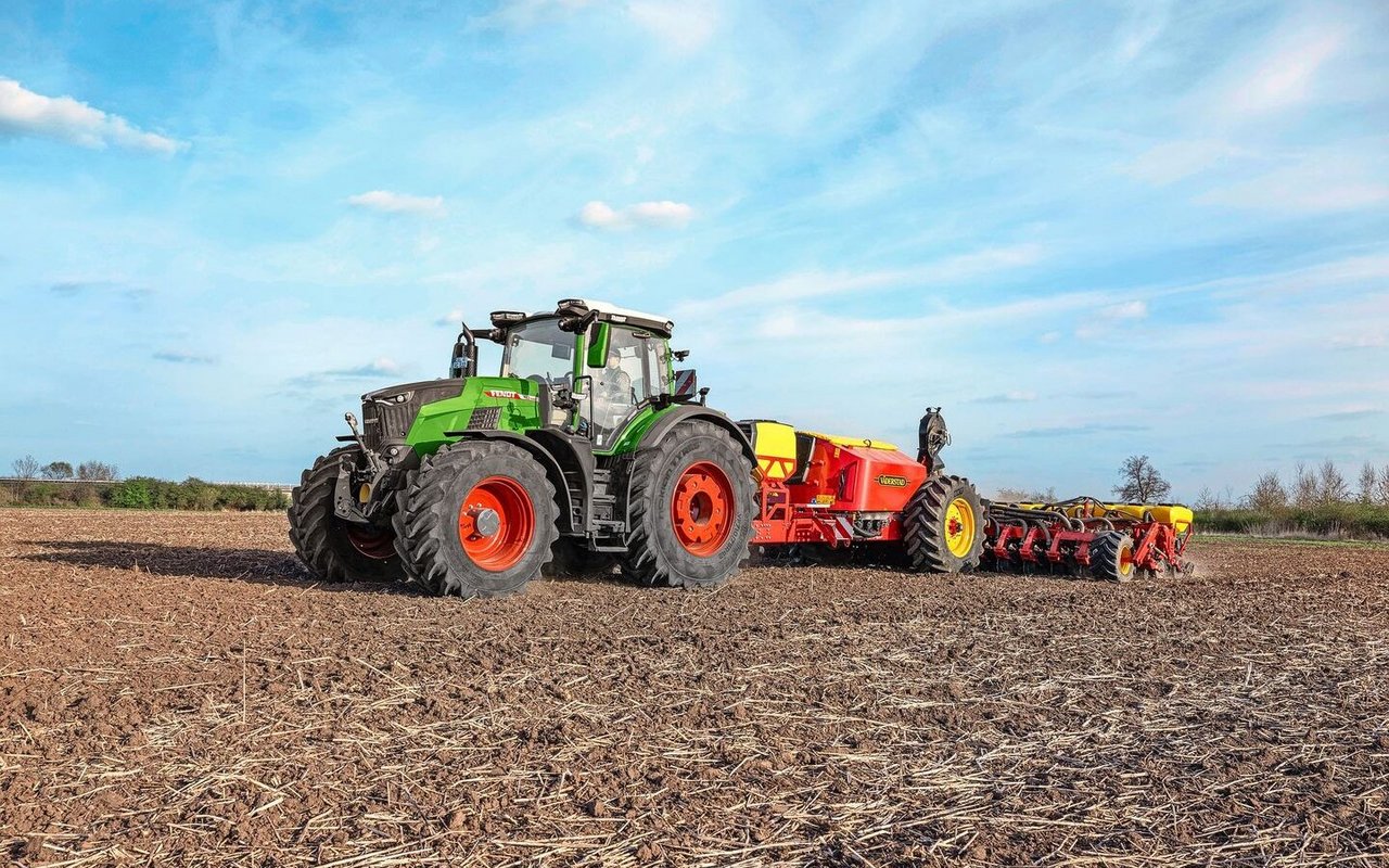 Der neue Fendt Vario 832 ist mit über 340 PS Motorleistung das Zugpferd der neuen Baureihe. Die Leistung stammt von einem Agco-Power-Motor. 