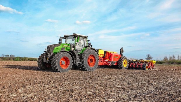 Der neue Fendt Vario 832 ist mit über 340 PS Motorleistung das Zugpferd der neuen Baureihe. Die Leistung stammt von einem Agco-Power-Motor. 