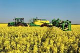 Feldspritze John Deere R900i zum Austragen von Pflanzenschutzmitteln. Bild: zVg 