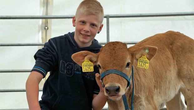 Fotoshooting mit Kalb oder Selfie mit Imkerausrüstung gabs bei Ab ufs Land. (Bild mr)