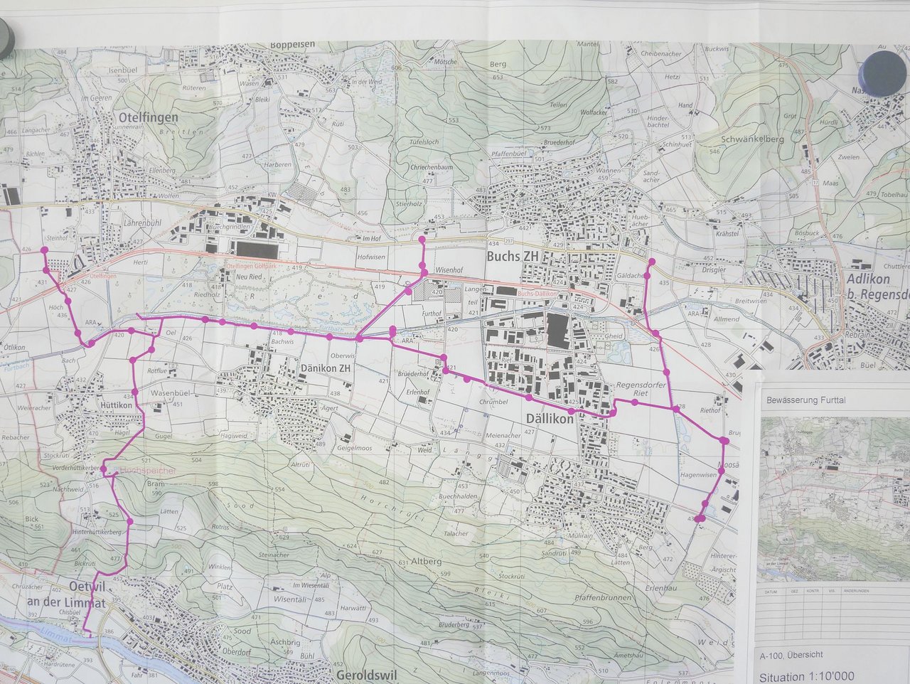 Karte an der Wand im Büro von Ueli Forster mit dem Wasserleitungsplan: Das Wasserleitungsnetz ist über 12 km lang und führt zum Teil entlang des Furtbachs. Bild: David Eppenberger