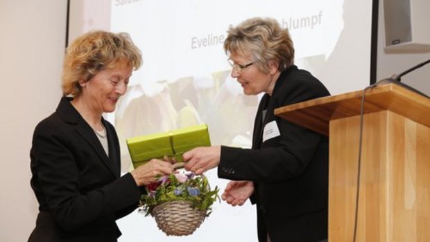 Bundesrätin Eveline Widmer-Schlumpf und Verbandspräsidentin Christine Bühler. (Bild ji)