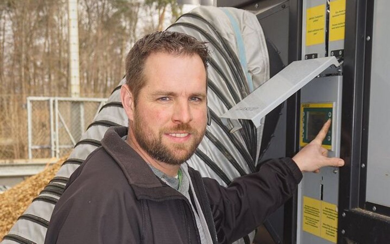 Daniel Grünenwald kontrolliert die Funktion des Ofens am Display.