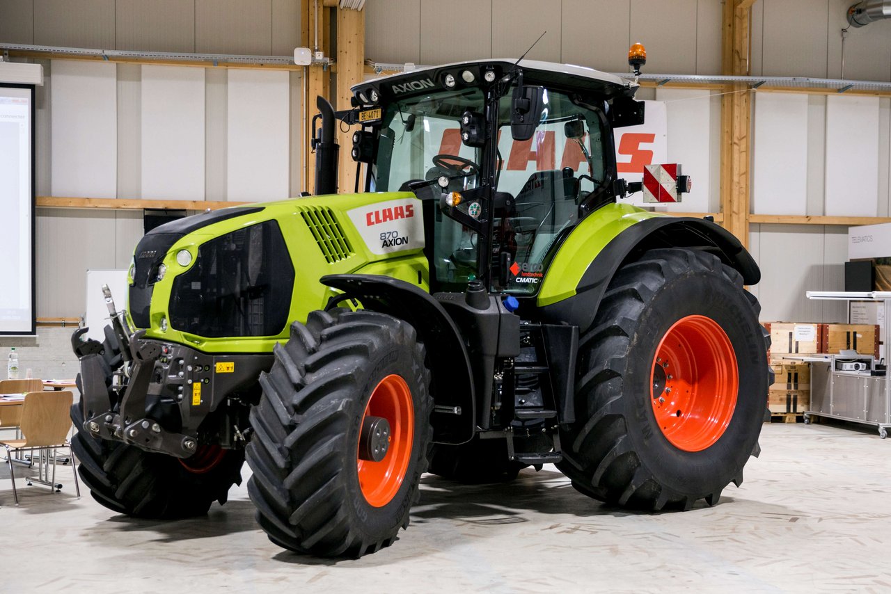 Ein Claas Axion 870-Traktor. (Bild: «die grüne» / Mareycke Frehner)