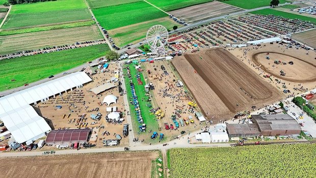 Gigantisch: 15 Hekta Gigantisch: 15 Hektaren umfasst das Festgelände in Möriken. Auf dem Bild oben rechts sind die Oldtimer parkiert.