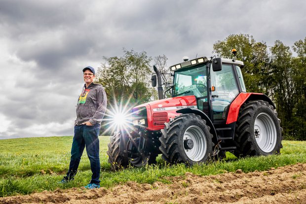 TraumTraktor: Massey Ferguson 6270 von Steve Zurkinden Massey Ferguson 6270, der TraumTraktor von Lohnunternehmer Steve Zurkinden aus Tentlingen FR. Bild: Pia Neuenschwander