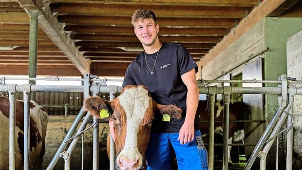 Andreas Keller mit seiner Lieblingskuh Steffi. Eine perfekte Kuh zeichnet sich für ihn durch Langlebigkeit, eine mittlere Milchleistung zwischen 7500 und 8000 kg sowie eine gute Fruchtbarkeit und Gesundheit aus. 