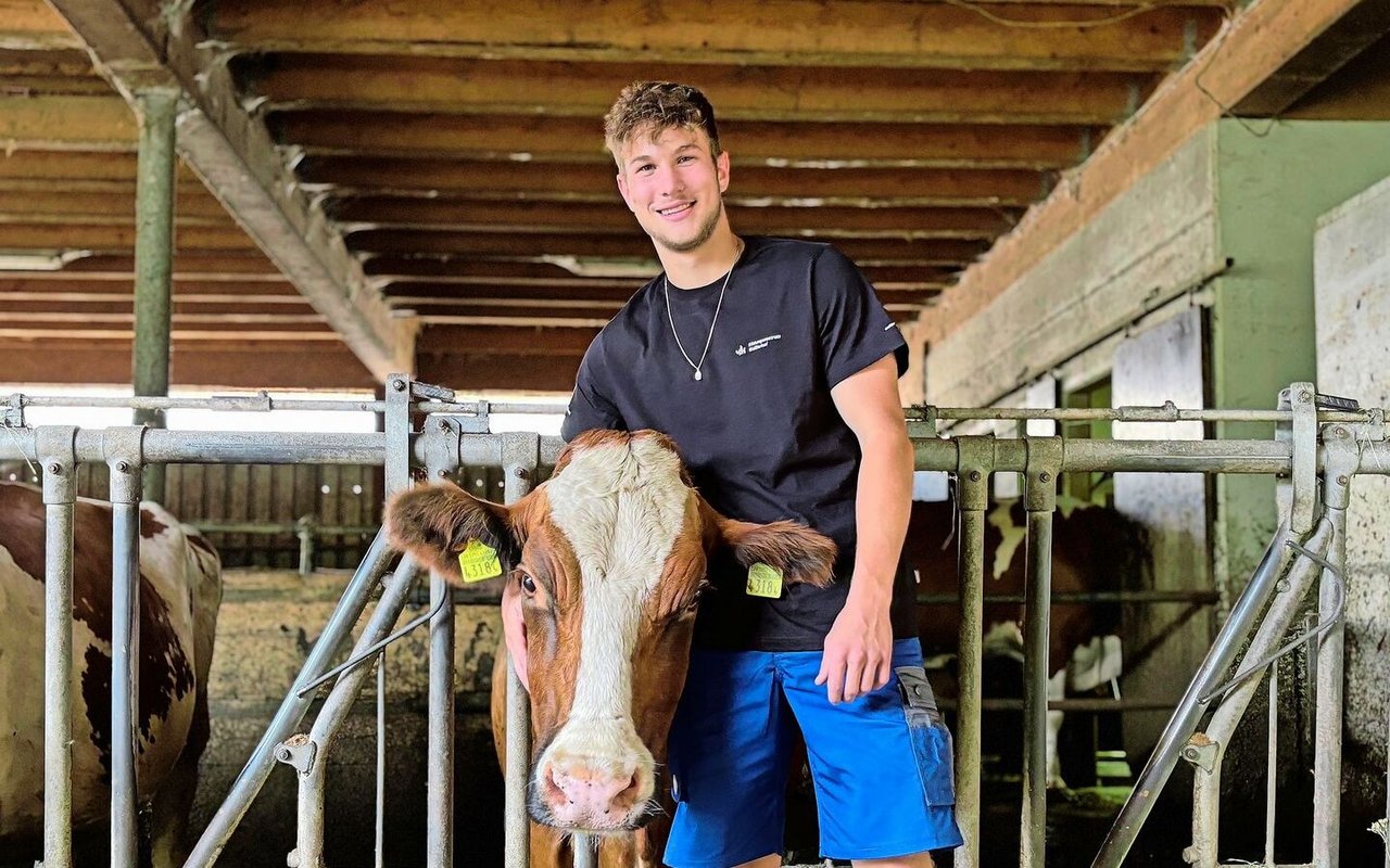 Andreas Keller mit seiner Lieblingskuh Steffi. Eine perfekte Kuh zeichnet sich für ihn durch Langlebigkeit, eine mittlere Milchleistung zwischen 7500 und 8000 kg sowie eine gute Fruchtbarkeit und Gesundheit aus. 