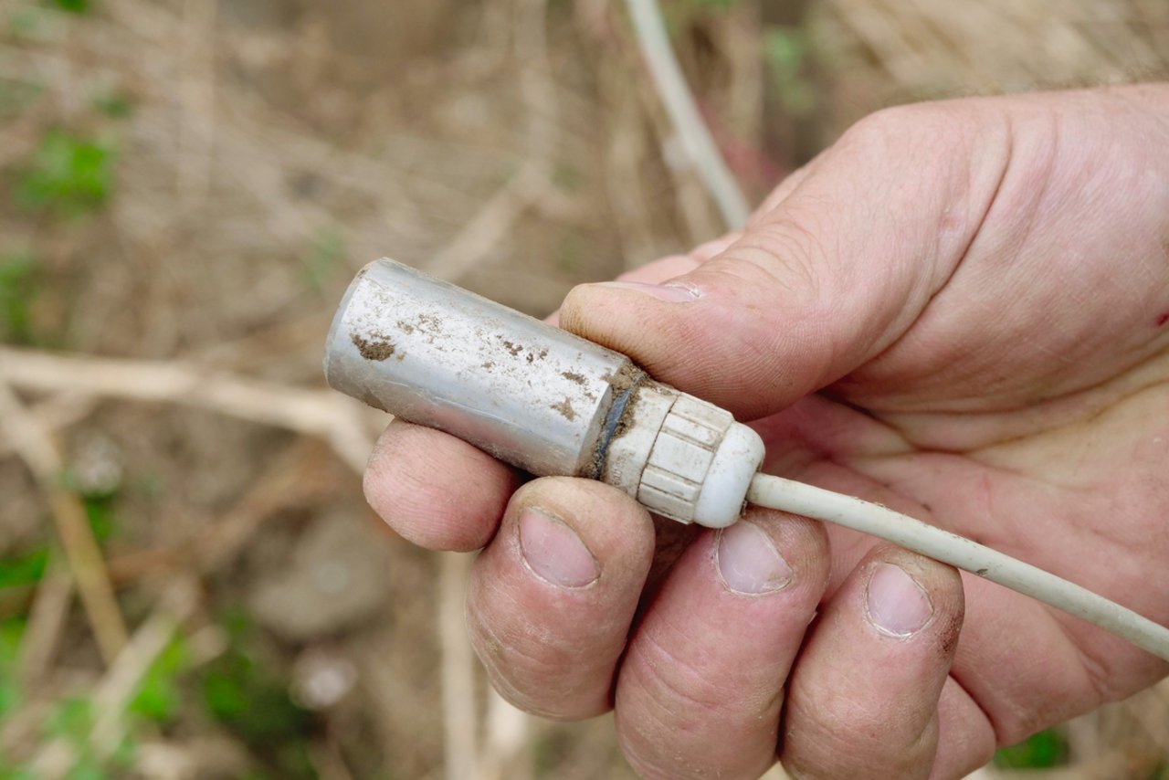 Dieser Sensor misst die Bodentemperatur. Sie ist eine wichtige Grösse,um den idealen Saatzeitpunkt zu erwischen. Bild: Martina Rüegger