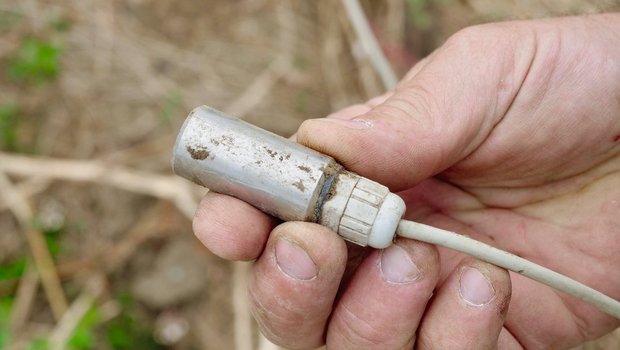 Wetterstation: Einsatz und Nutzen in der Landwirtschaft Dieser Sensor misst die Bodentemperatur. Sie ist eine wichtige Grösse,um den idealen Saatzeitpunkt zu erwischen. Bild: Martina Rüegger