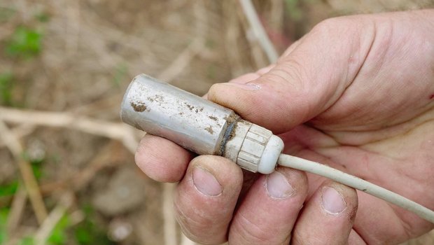 Dieser Sensor misst die Bodentemperatur. Sie ist eine wichtige Grösse,um den idealen Saatzeitpunkt zu erwischen. Bild: Martina Rüegger