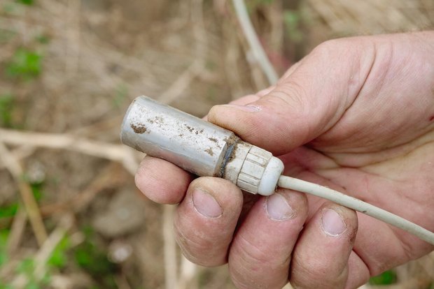 Wetterstation: Einsatz und Nutzen in der Landwirtschaft Dieser Sensor misst die Bodentemperatur. Sie ist eine wichtige Grösse,um den idealen Saatzeitpunkt zu erwischen. Bild: Martina Rüegger