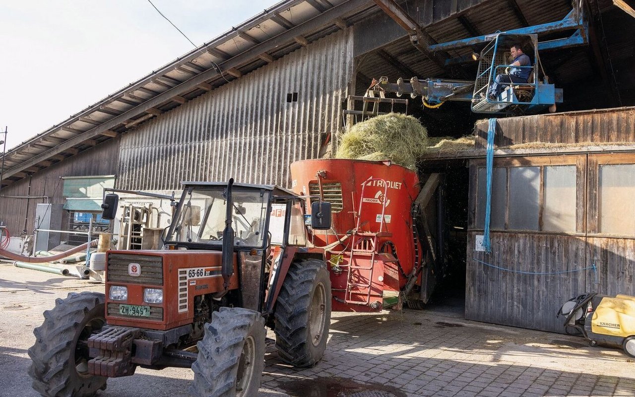 Mit dem Kran füllt Serge Duperrex Heu in den Futtermischwagen. Anschliessend kommt noch Maissilage hinzu. Soja wird indes nur im Melk-Roboter verfüttert.