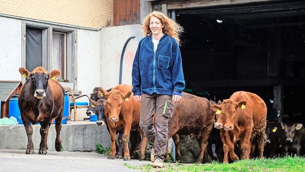 Auf dem Biobetrieb von Lisabeth Braus-Brunner leben unter Anderem 20 Mutterkühe und ein Stier. Ein Teil des Fleisches verkauft sie per Direktvermarktung.