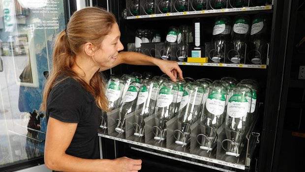 Der Selbstbedienungs-Milchautomat in Steffisburg BE füllt pasteurisierte Vollmilch in wiederverwendbare Glas-Flaschen ab. (Bild: «die grüne» / Ruben Sprich)