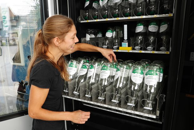 Der Selbstbedienungs-Milchautomat in Steffisburg BE füllt pasteurisierte Vollmilch in wiederverwendbare Glas-Flaschen ab. (Bild: «die grüne» / Ruben Sprich)