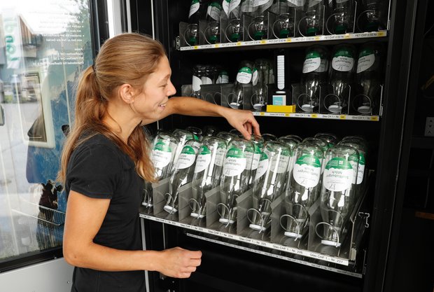 Selbstbedienungs-Milchautomat in Steffisburg BE gibt 100'000 l Vollmilch in zweieinhalb Jahren Der Selbstbedienungs-Milchautomat in Steffisburg BE füllt pasteurisierte Vollmilch in wiederverwendbare Glas-Flaschen ab. (Bild: «die grüne» / Ruben Sprich)