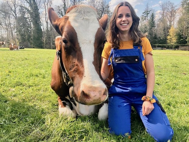 Die Arbeit mit den Kühen macht Johanna Burri zufrieden Johanna Burri mit ihrer Lieblingskuh Schmausi. Die Arbeit mit den Tieren macht die junge Agronomin zufrieden: «Die Kühe haben wir fast nur noch wegen mir.» (Bilder Esther Thalmann)
