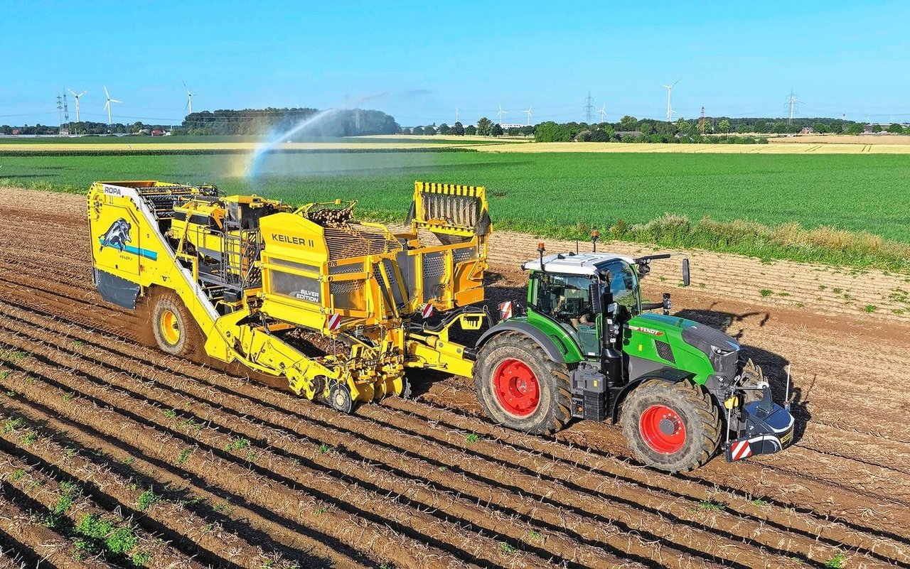 Durch die Digitalisierung der Hydraulikkommunikation kann der Leistungsbedarf am Anbaugerät direkt an der Hydraulikpumpe des Traktors abgerufen werden. Bisher war dazu eine trägeragierende hydraulische Regeldruckleitung notwendig. 