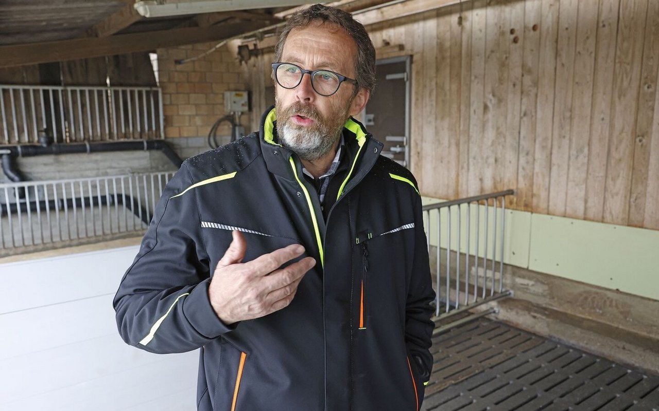 Landwirt Benno Fleischli erklärt sein Fütterungsprogramm.