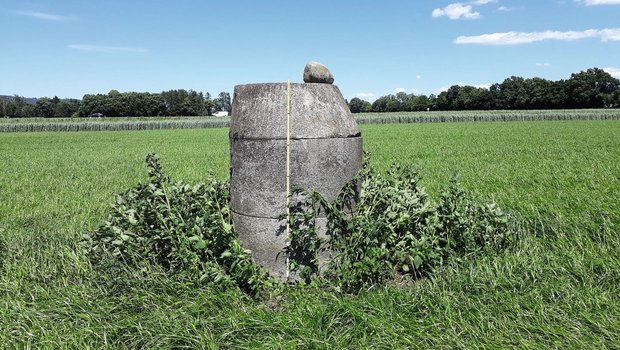 Der vor Jahrzehnten bodeneben eingebaute Schacht im St. Galler Rheintal ragt aufgrund der Boden-Sackung um über 1,5 m heraus.