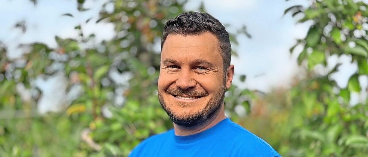 Landwirt Tobias Meuter spricht Herausforderungen im Obstbau wie die Personalsuche und den Klimawandel an.