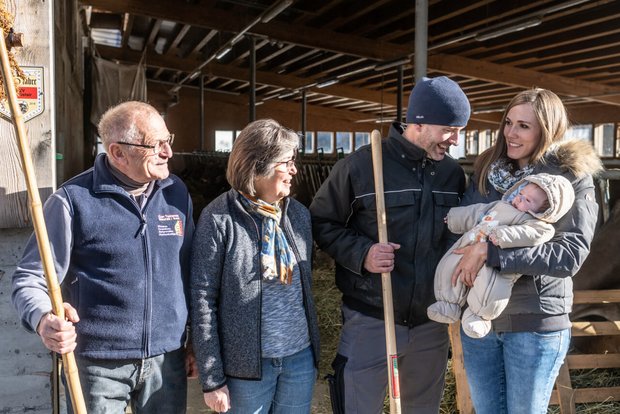 Landwirtschaft in der Val Müstair GR: 1 Hof, 2 Länder, 3 Generationen Drei Generationen in der Müstair GR: Gilbert und Matilda Ruinatscha, Jon und Simona Ruinatscha mit Luca. Bild: Mattias Nutt