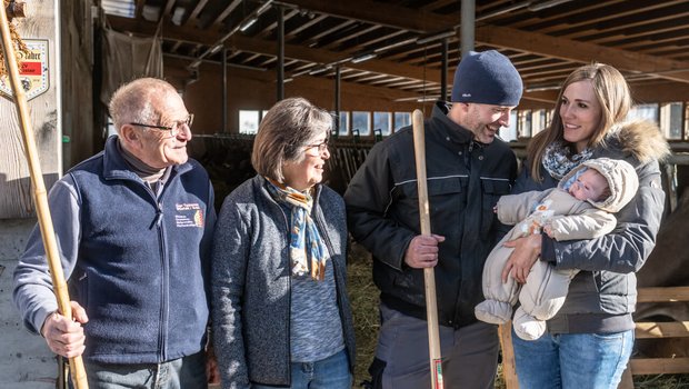 Drei Generationen in der Müstair GR: Gilbert und Matilda Ruinatscha, Jon und Simona Ruinatscha mit Luca. Bild: Mattias Nutt