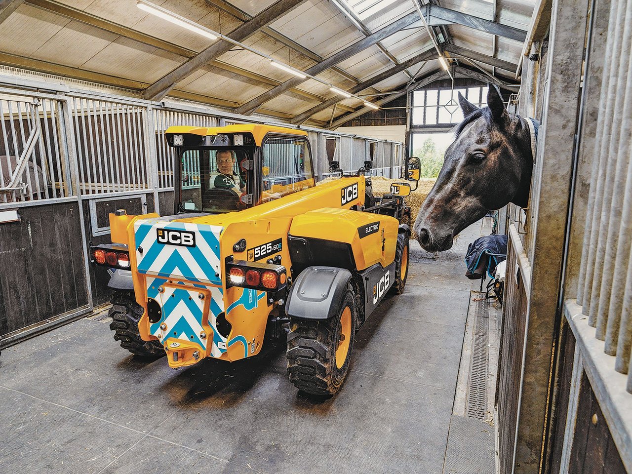 Der elektrische JCB-Teleskoplader 525-60E ist ideal für Arbeiten im (Pferde-)Stall:«Kein Lärm, keine Abgase, weniger Treibstoff-Kosten und tiefe Servicekosten.» Bild: zVg