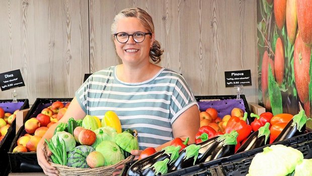 Doris Suter vom Loorhof in Lupfig lädt ihre Kundschaft zu kulinarischen Entdeckungen ein.  Im Angebot sind auch Patissons, farbige Zucchetti und Wassermelonen. 