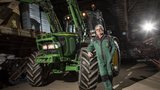 Peter Zutter schätzt seinen komfortablen John Deere 6320. (Bild: «die grüne» / Pia Neuenschwander)