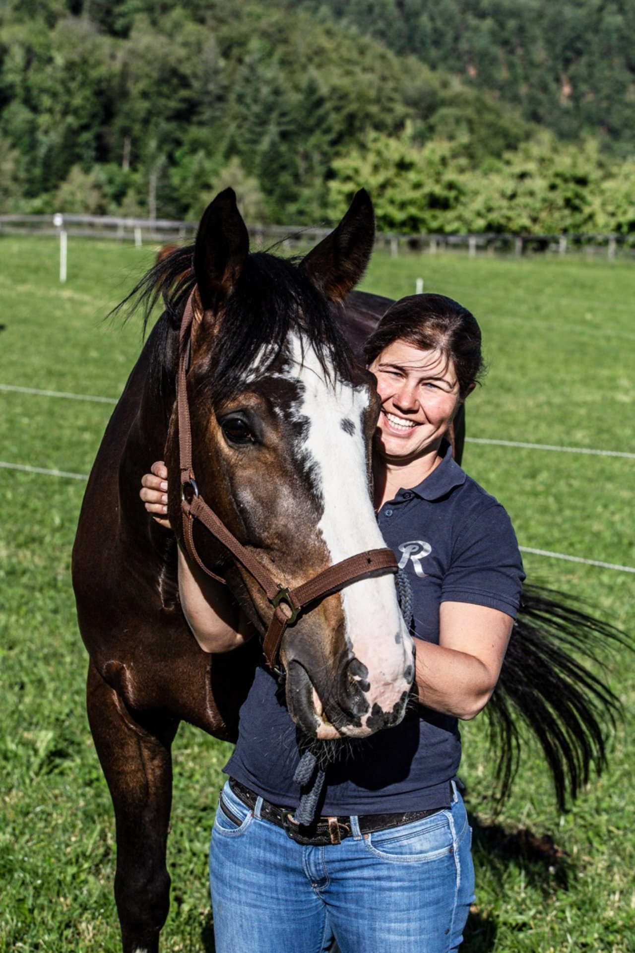 Mit Elan und Geschick meistert sie den Spagat zwischen Betrieb, Familie und Freizeit. Bild: Pia Neuenschwander