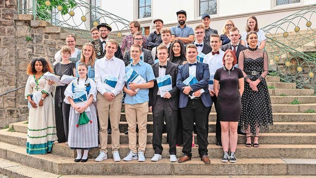 Die erfolgreichen Absolvent(innen) Milchtechnologen EFZ und Milchpraktiker EBA von Sursee. 