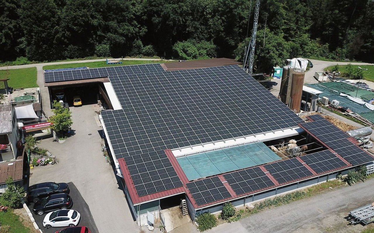 Luftaufnahme des Dachs, welches neu vollständig mit Solarpanels bedeckt ist.