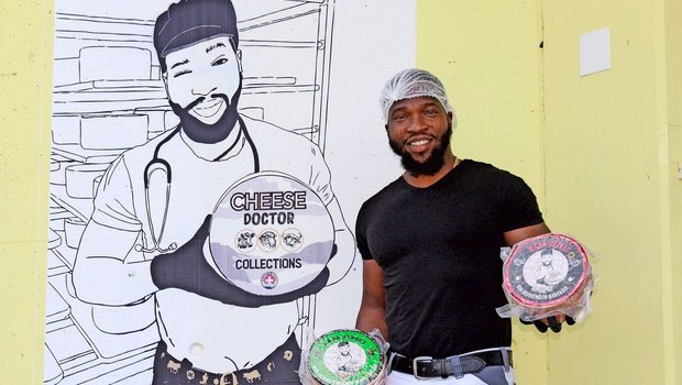Baba Adewale gewann mit seiner Marke «Cheese Doctor» den Culinarium-König 2025 in der Kategorie Produktion. Mit der Marke erweiterte er das Sortiment der traditionellen Schafmilchkäserei.