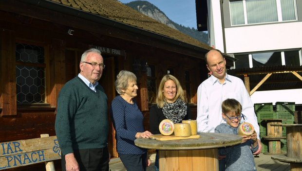 (V.l.n.r.) Oskar und Agnes Flüeler, zusammen mit Martina und Martin Flüeler und Sohn Livio, welche die Käserei heute in vierter Generation führen.  (Bild Paul Küchler)