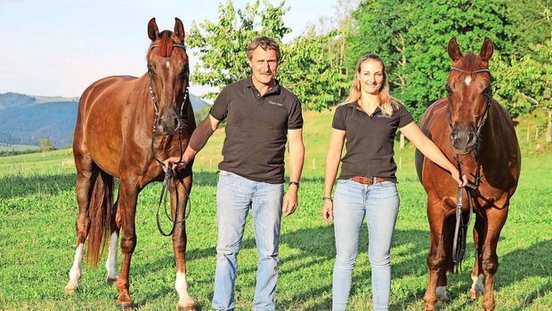 Ihre Leidenschaft für den Pferdesport und die Pferdezucht teilen Vater Gerhard Bieli und Tochter Géraldine. Auf dem Bild mit den Pferden Fortissimo vom Ebnet und Lagoya vom Ebnet.   